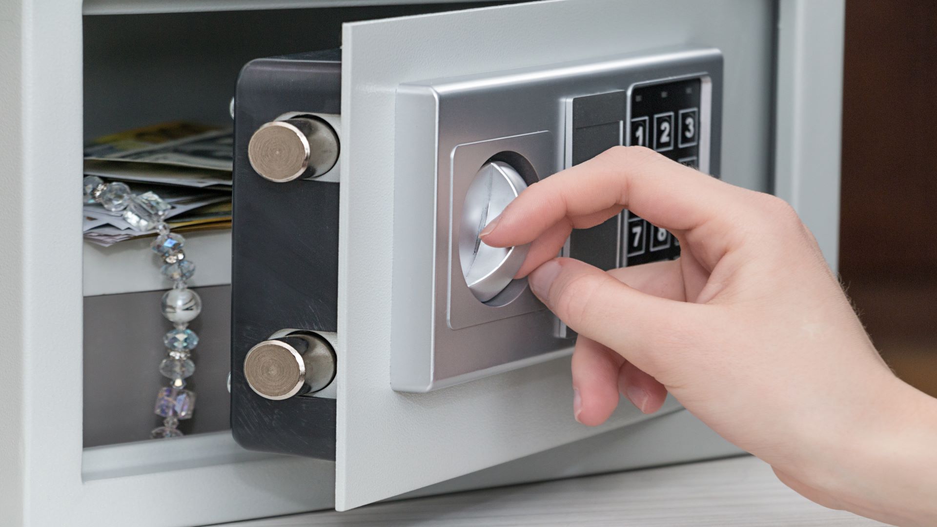 Features to Check When Buying a Home Safe
